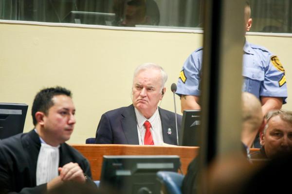 Bild 1 von 13: Im Bild: Der ehemalige bosnisch-serbische Armeegeneral Ratko Mladic bei seiner Verurteilung vor dem Tribunal in Den Haag am 22. November 2017.