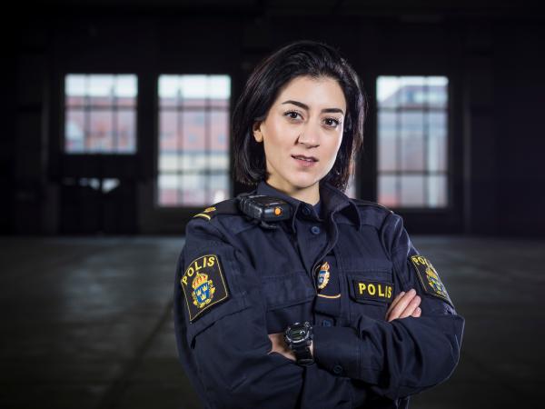 Bild 1 von 3: Leah (Gizem Erdogan) ist frustriert vom neuen Umgang der Polizei mit Bewohnern sogenannter Problemviertel. Nachdem sie das Vorgehen öffentlich kritisiert, zeigt sich, dass sie sich weder auf der Arbeit noch Zuhause sicher fühlen kann.