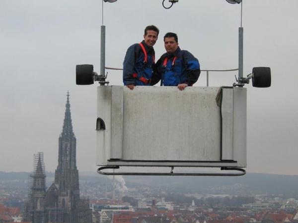 Bild 1 von 2: Einsatz hoch über der Stadt: Willi (links) stellt fest: Wer Fensterputzer sein will, muss schwindelfrei sein, hat dafür aber auch einen traumhaften Ausblick!