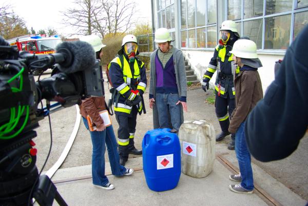 Bild 1 von 9: Die richtige Information kann lebenswichtig sein, das lernen die Schüler bei der Feuerwehr bei einer Giftunfall-Übung. Um welchen Stoff handelt es sich? Welche Gefahrenhinweise sind zu beachten?