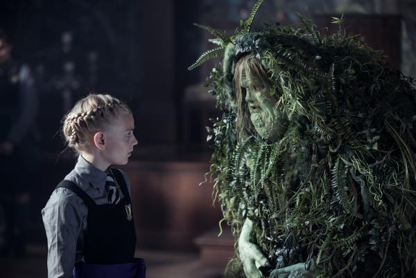 Bild 1 von 5: Sybille (Trixie Hyde, l.) fragt sich immer mehr, ob dieser Sumpf-Troll tatsächlich ihre Schwester Esther (Jenny Richardson) ist.