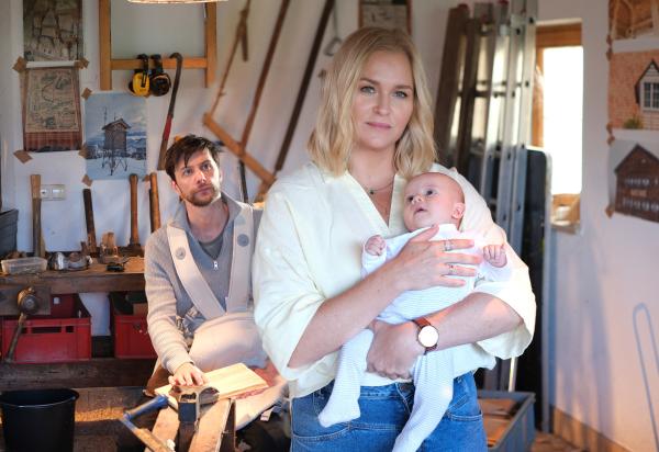 Bild 1 von 15: Lena Lorenz (Judith Hoersch) unterstützt Tom Baumgartner (Jonathan Beck) kurzfristig, dessen Frau plötzlich ins Krankenhaus musste.