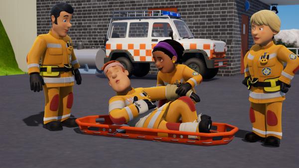 Bild 1 von 3: Helen zeigt, wie Verletzte am besten transportiert werden. Sam spielt den Patienten.