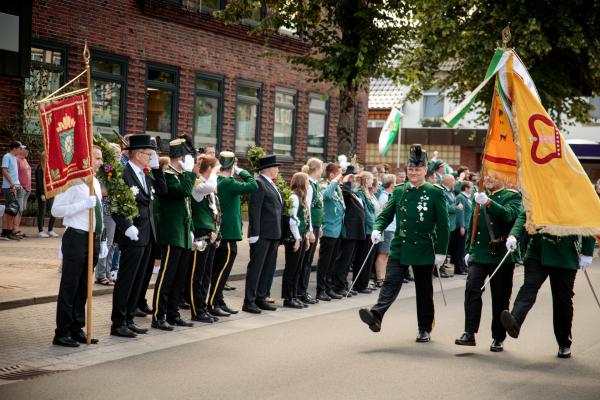 Bild 1 von 7: Die amtierende Schützenkönigin Majestät Anneke (4.v.l.) nimmt mit den Offizieren des grünen und schwarzen Corps den Parademarsch ab. Traditionell finden beim jährlichen Schützenfest in Hankensbüttel mehrere Märsche zu den Klängen des Musikzugs statt. Neben anderen Programmpunkten, wie dem Königsschießen und der Proklamation der neuen Majestät, ist der Parademarsch einer der Höhepunkte.
