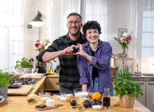 Bild 1 von 2: Es gibt Zupfkuchen-Dessert mit Pflaumen und Kürbis-Kartoffel-Puffer mit Apfelmus.