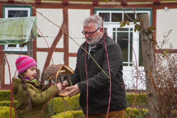 Bild 1 von 4: Opa Karl (Peter Rauch) hilft, das Vogelhaus mit aufzustellen.