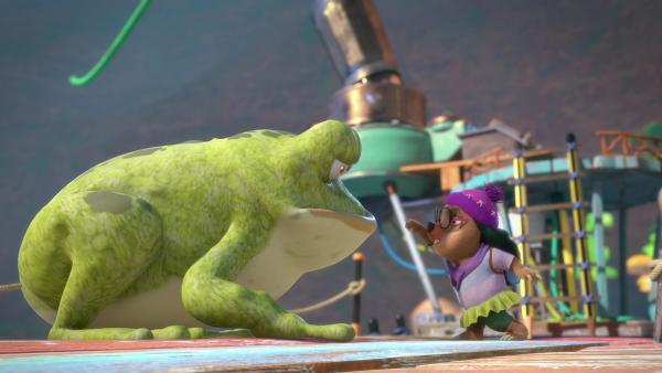 Bild 1 von 3: Dotty versucht der riesigen, grünen Kröte klar zu machen, dass sie auf keinen Fall mit Futter verwechselt werden möchte.© ZDF/Two Daughters Entertainment Ltd 2022 - Honorarfreie Verwendung gemäß AGB im engen inhaltlichen redaktionellen Zusammenhang mit genannter Sendung bei Nennung \