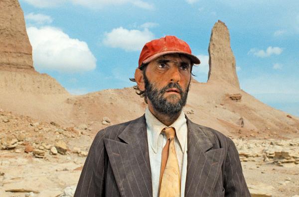 Bild 1 von 8: Welche Umstände haben Travis Henderson (Harry Dean Stanton) in die texanische Wüste verschlagen?