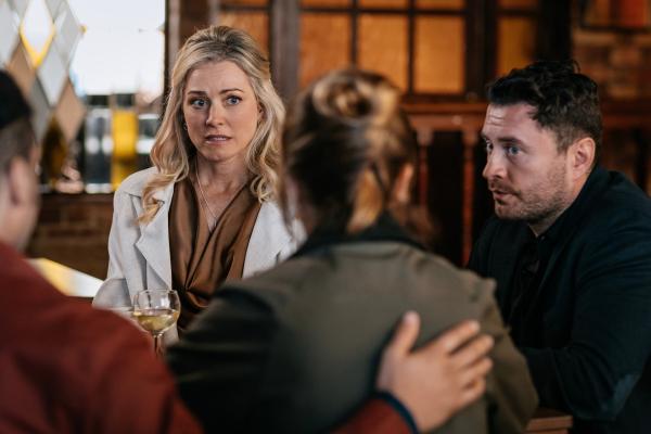 Bild 1 von 6: Nachdem der Fall im Kloster abgeschlossen ist, treffen sich Fergus (Rohan Nedd, l.), Orla (Aoife Mulholland, 2.v.l.), Harry (Jane Seymour, 2.v.r.) und Charlie (Kevin Ryan, r.) im Pub.