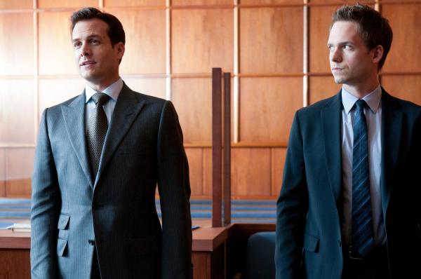 Bild 1 von 3: Im Gerichtssaal kämpfen Harvey (Gabriel Macht, l.) und Mike (Patrick J. Adams, r.) für Clifford Danners Freispruch. Doch die Chancen stehen schlecht - und der Druck wächst.