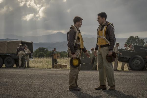 Bild 1 von 7: McWatt (Jon Rudnitsky, l.); Yossarian (Christopher Abbott, r.)