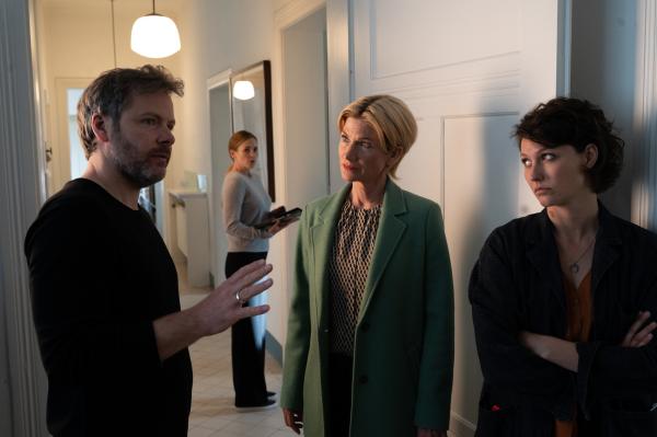 Bild 1 von 3: Wer hat Mira Petermann erschlagen? Miras ehemaliger Chef, Inhaber eines Architektenbüros, Torben Ludwig (Nicholas Reinke, l.), sowie ihre Kollegin Julia Wegener (Teresa Klamert, 2.v.l.) müssen sich den unangenehmen Fragen der Kommissarinnen Martina Seiffert (Astrid M. Fünderich, 2.v.r.) und Nele Becker (Nina Siewert, r.) stellen.