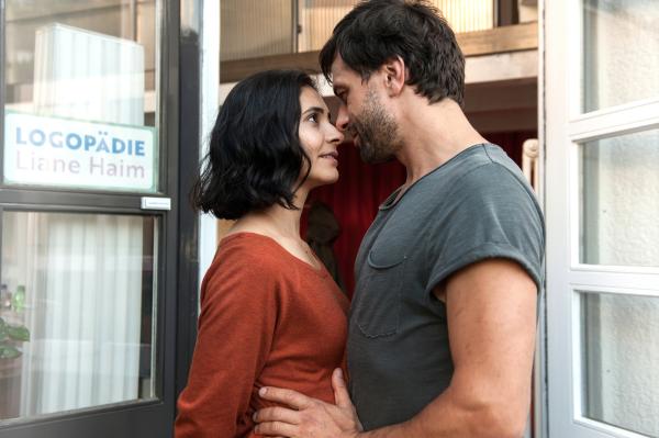 Bild 1 von 15: Kommen sich unerwarteterweise immer näher: die Nachbarn Liane (Pegah Ferydoni, l.) und Florian (Kai Schumann, r.) ...