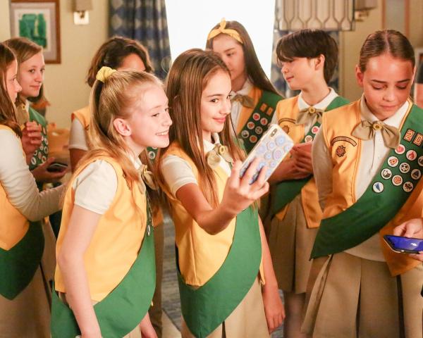 Bild 1 von 1: Im Bild: Lena McCarthy (Paris), Julia Butters (Anna-Kat Otto).