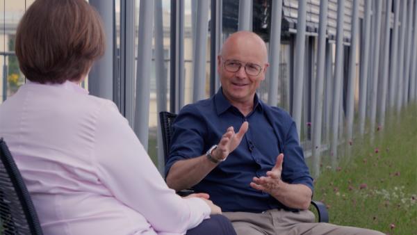 Bild 1 von 3: Karsten Schwanke im Gespräch mit der Virologin Prof. Ulrike Protzer, die neben der Coronaforschung auch zu Hepatitis forscht.