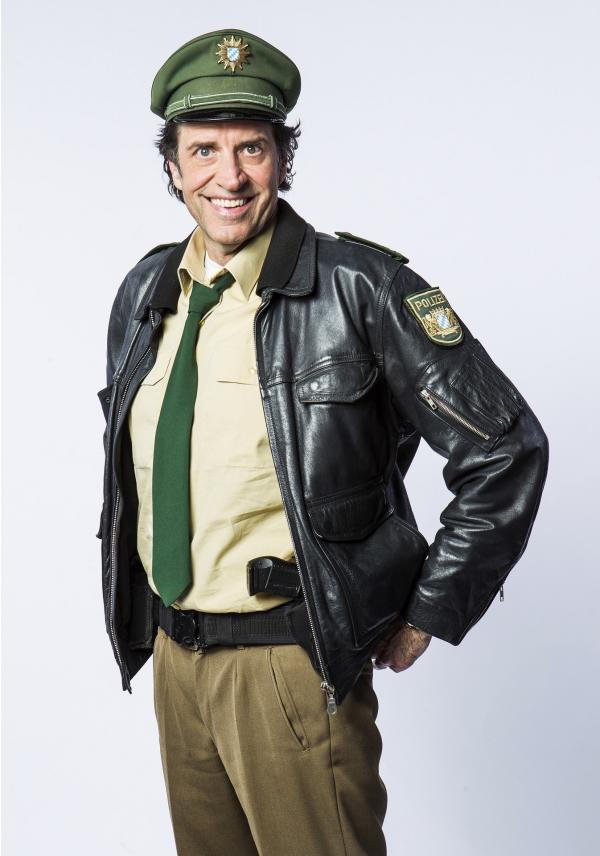 Bild 1 von 2: Helmfried von Lüttichau ist Polizeiobermeister Johannes Staller.