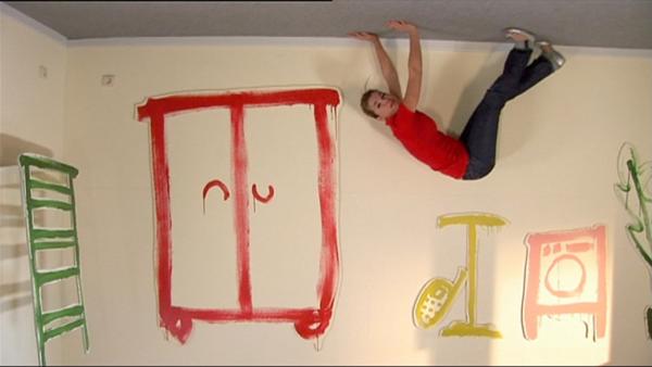 Bild 1 von 2: Anke klebt auf wundersame Weise an der Decke.
