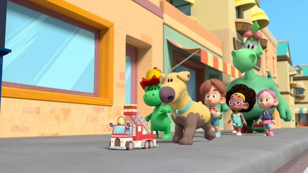 Bild 1 von 5: Grisu hat eine geniale Idee, wie er den Hund Dinki zum Friseur führen kann.