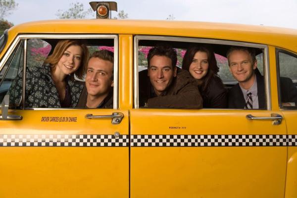 Bild 1 von 25: (1. Staffel) - Wie es früher war: Das Leben von Ted (Josh Radnor, M.) und seinen Freunden Marshall (Jason Segel, 2.v.l.), Barney (Neil Patrick Harris, r.), Lily (Alyson Hannigan, l.) und Robin (Cobie Smulders, 2.v.r.) ...