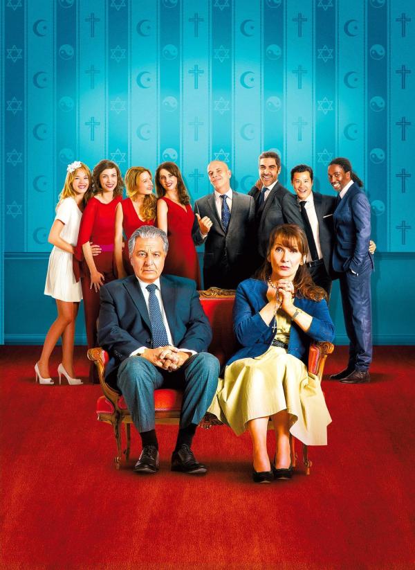 Bild 1 von 1: Im Bild: Elodie Fontan (Laure Verneuil), Emilie Caen (Ségolène Ling, geb. Verneuil), Julia Piaton (Odile Benichou, geb. Verneuile), Christian Clavier (Claude Verneuil), Frédérique Bel (Isabelle Benassem,  geb. Verneuil), Medi Sadoun (Rachid Abdoul Mohamed Benassem), Ary Abittan (David Maurice Isaac Benichou), Chantal Lauby (Marie Verneuil), Frédéric Chau (Chao Pierre Paul Ling), Noom Diawara (Charles Koffi).