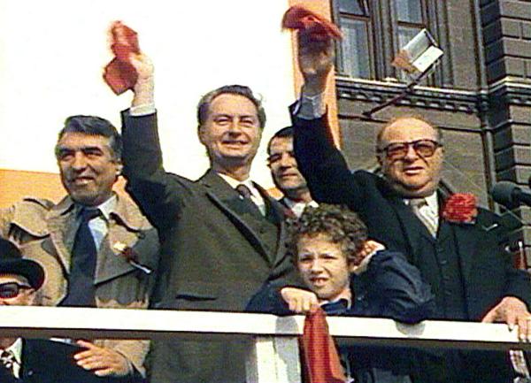 Bild 1 von 12: Im Bild: Helmut Zilk, Erwin Lanc und Bruno Kreisky auf der Tribüne vor dem Wiener Rathaus im Jahr 1980. Seit einem Jahrzehnt stehen die Feiern zum 1. Mai im Zeichen der SPÖ-Alleinregierung.