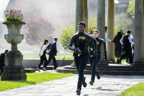 Bild 1 von 6: FBI SA Tiffany Wallace (Katherine Renee Kane, vorne); FBI SA Maggie Bell (Missy Peregrym, hinten)