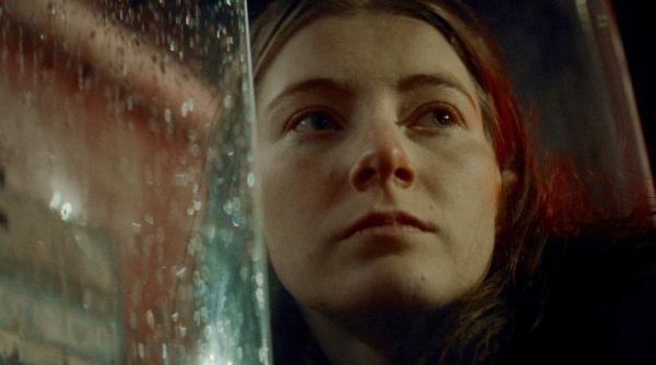 Bild 1 von 4: Freja (Charleen Elea) akzeptiert, dass ihre unbedachte Flucht und der zwanghafte Versuche die Familie wieder zu vereinen, nicht zum Ziel führt.