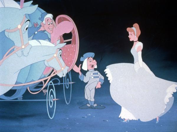 Bild 1 von 27: Das liebenswürdige Mädchen Cinderella träumt von ihrem Märchenprinzen. Doch viel Zeit dazu hat sie nicht, da sie ihrer Stiefmutter und deren boshaften Töchtern als Magd dienen muss. Ihr größter Traum ist es, mit zum Ball des Prinzen gehen zu dürfen. Da kommen ihr die lustigen Mäuse Jacques und Karli zu Hilfe - und mit einer großen Portion Bibbidi-bobbidi-boo-Zauber der guten Fee versuchen sie, Cinderellas größten Herzenswunsch wahr werden zu lassen.