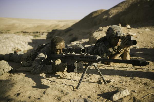 Bild 1 von 10: Das Team bezieht seinen Posten in der Wüste.