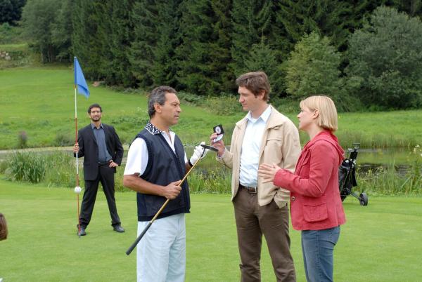 Bild 1 von 20: Im Bild (v.li.): David Steffen (Ahmed Youssef), Tayfun Bademsoy (Hassan Ibrahim Aziz), Andreas Kiendl (Klaus Lechner), Kristina Sprenger (Karin Kofler).