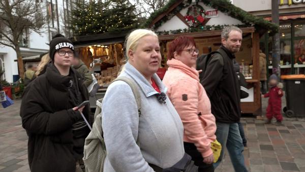 Bild 1 von 2: Sandra (vorne) hat Besuch von Verwandtschaft aus Stralsund. Passend zur Jahreszeit, gehen sie mit Svenja (li.) auf den Weihnachtsmarkt.