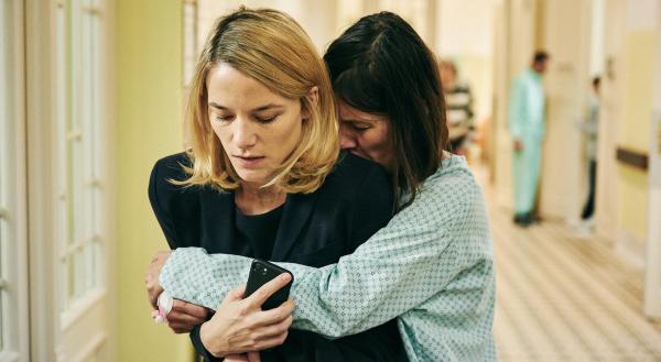 Bild 1 von 10: Im Bild: Valerie Pachner (Lola), Pia Hierzegger (Conny).