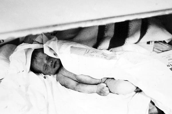 Bild 1 von 5: Ein totes Baby im Eisschrank eines spanischen Krankenhauses: Es wurde jungen Müttern nach der Entbindung als fingierter Beweis für eine Totgeburt gezeigt.