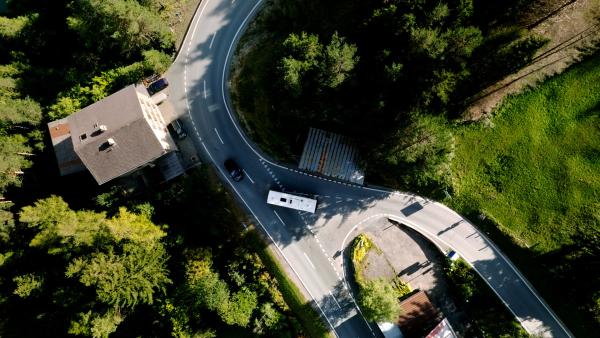 Bild 1 von 15: Nach dem Grenzübergang zu Österreich bleiben wir auf Schweizer Boden und nehmen die Straße bis nach Samnaun: Postautofahrer Ludwig Kleinstein fährt hier seit 35 Jahren und kennt die Tücken der tunnelreichen Route.