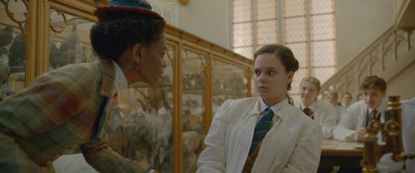 Bild 1 von 4: Theo (Eloise Little, rechts) hört Stimmen und vermutet Gefahr von überall - sogar von Elena (Vanessa Dolmen, links).