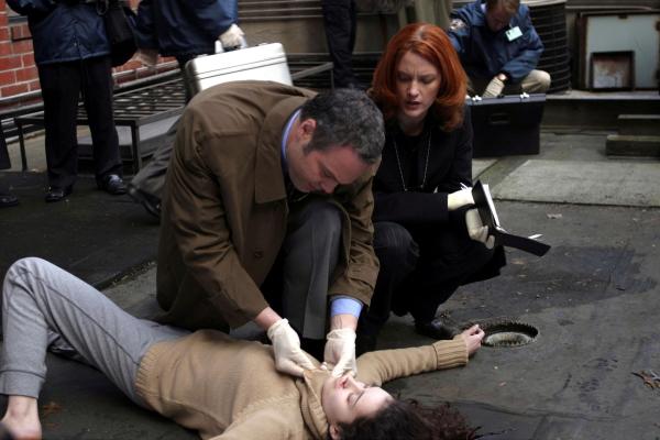 Bild 1 von 44: Law & Order Criminal Intent Season03 EP F.P.S., Law & Order Criminal Intent Staffel03 EP Blutiges Spiel, regie USA 2003-2004, darsteller (L-R) Vincent D'Onofrio, Samantha Buck