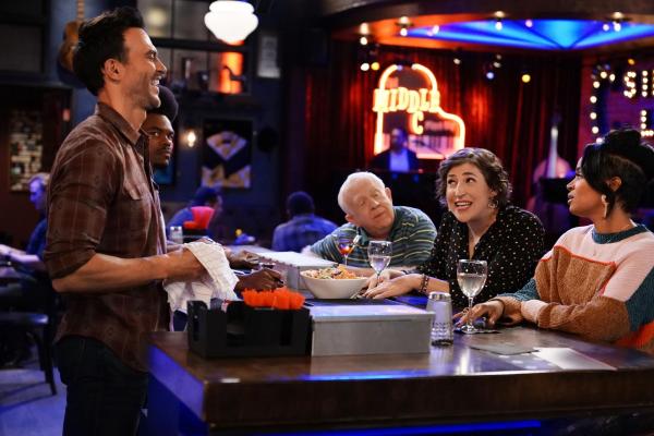 Bild 1 von 16: (v.l.n.r.) Max (Cheyenne Jackson); Phil (Leslie Jordan); Kat (Mayim Bialik); Randi (Kyla Pratt)