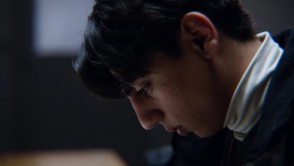 Bild 1 von 4: Elias (Sam Ashraf) muss auf dem Polizeirevier eine Aussage machen. Er fühlt sich schuldig, da er seinem besten Freund nicht helfen konnte und zieht sich innerlich immer mehr zurück.