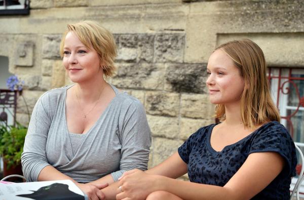 Bild 1 von 7: Im Bild: Mit dem Familienfrieden ist es schnell vorbei, als Nele Fehrenbach (Floriane Daniel, l.) mit Ermittlungen in der Klasse ihrer Tochter Johanna (Sofie Eifertinger, r.) beginnt.