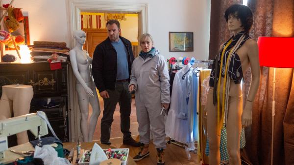 Bild 1 von 7: Kommissar Lars Pöhlmann (Dominic Boeer, l.) und seine Kollegin Kriminaltechnikerin Stefanie Horn (Nicole Ernst, r.) staunen nicht schlecht, als sie in dem fremden Haus ein kleines Schneideratelier finden. Wer hat hier gewohnt und gibt es eine Verbindung zum toten Notarzt? Das Opfer ist unter falschen Vorzeichen hier her gelockt worden und ist qualvoll in seinem Notarztwagen ums Leben gekommen. Die SOKO steht vor einem Rätsel.