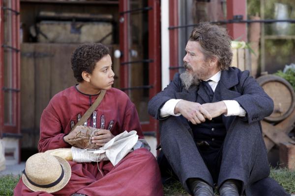 Bild 1 von 9: Zwiebel (Joshua Caleb Johnson, l.); John Brown (Ethan Hawke, r.)