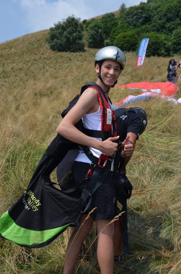 Bild 1 von 4: Ein Junge mit Paragliding-Ausrüstung.