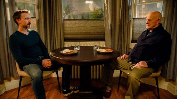 Bild 1 von 9: Im Bild (v.li.): Christopher Gorham (Alex), Gerald McRaney (Admiral Hollace Kilbride).