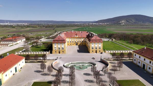 Bild 1 von 2: Schloss Hof - Prinz Eugen von Savoyen ließ das Schloss, nach dem Erwerb 1725 zu einer barocken Schlossanlage umgestalten.