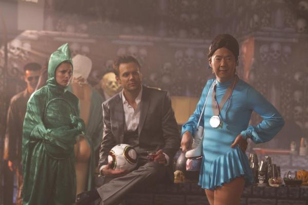 Bild 1 von 28: Am Greendale Community College herrscht Zombie-Alarm: Britta (Gillian Jacobs, l.), Jeff (Joel McHale, M.) und Senor Chang (Ken Jeong, r.) ...