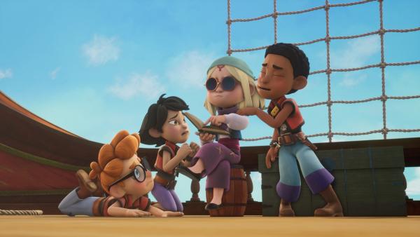 Bild 1 von 4: Alexander (l.), Zoe (2.v.l.) und Finn (r.) hoffen inständig, dass Elisa (2.v.r.) einen Zauber kennt, der die Fischkopp-Brüder besänftigt, damit sie den Hausarrest der Sardinen aufheben.