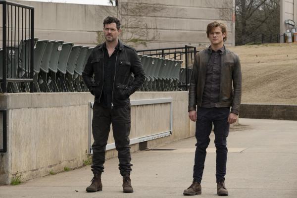 Bild 1 von 12: Ethan Reigns (Brendan Hines, l.); MacGyver (Lucas Till, r.)