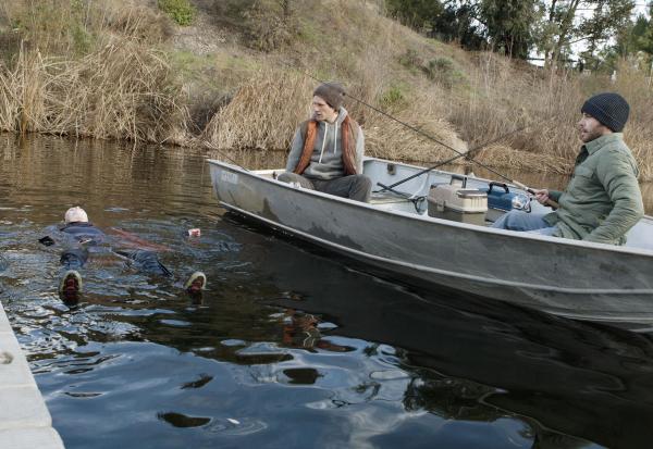 Bild 1 von 10: In Syracuse wird die 25-jährige Molly Grandin vermisst. Ihr Wagen steht dort, wo auch Monate zuvor das Auto einer anderen vermissten Frau, Gail, entdeckt wurde. Gail (Helena Barrett, l.) wurde wenig später von zwei Anglern (Peter Cilella, r. und Aaron Wilton, M.) tot im Onondaga-See gefunden. Die Profiler suchen nun nach Gemeinsamkeiten ...