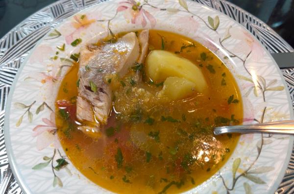 Bild 1 von 3: In Manaus bereitet André das Gericht Caldeirada de Tambaqui zu, einen beliebten Amazonas-Fischeintopf mit aromatischer Brühe und Gemüse.