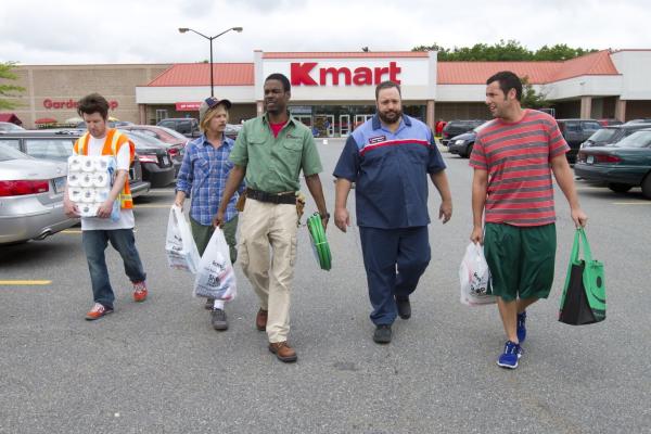 Bild 1 von 12: Nick (Nick Swardson), Marcus Higgins (David Spade), Kurt McKenzi (Chris Rock), Eric Lamonsoff (Kevin James), and Lenny Feder (Adam Sandler) at Kmart in Columbia Pictures' GROWN UPS 2.